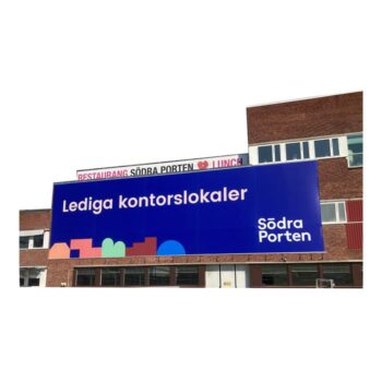 En blå fasadbanderoll på en byggnad